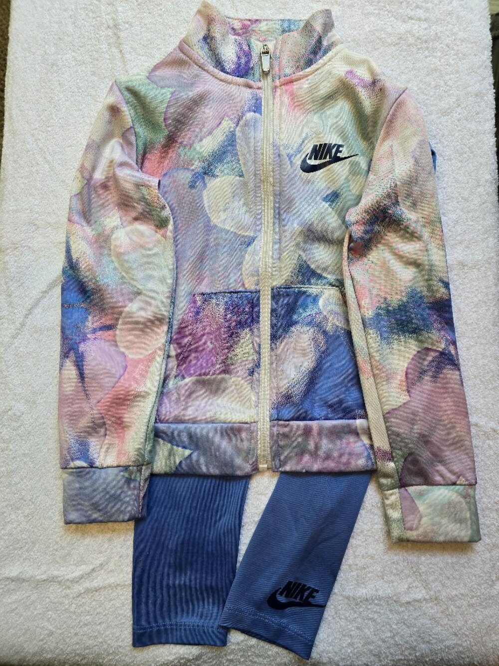 Nike Sci Dye Set - Floral Tie-Dye Zip-up Jacket Paired With Blue Leggings